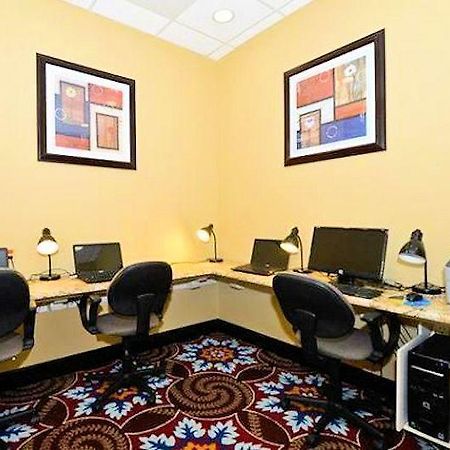 Causeway Bay Hotel Ленсинг Экстерьер фото