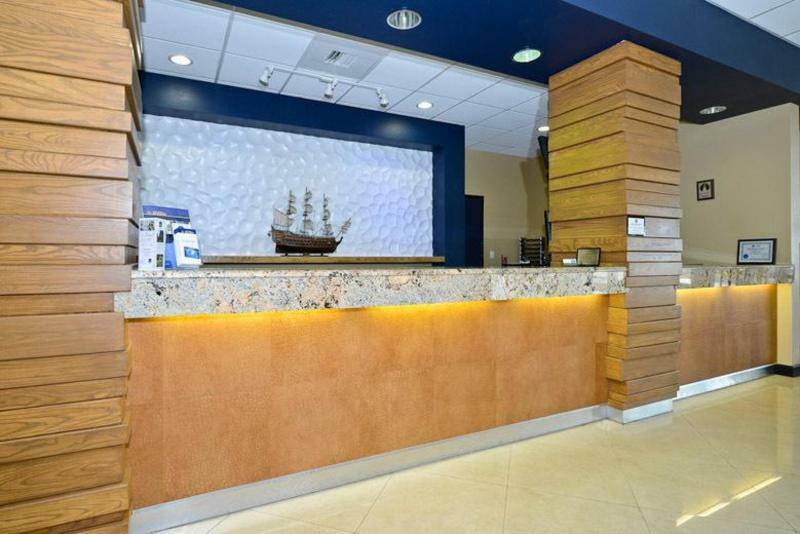 Causeway Bay Hotel Ленсинг Интерьер фото